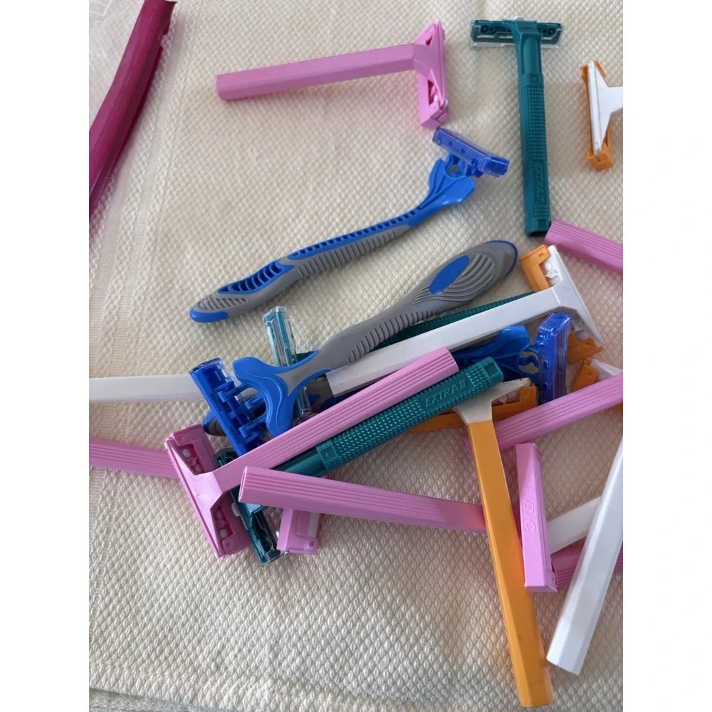 21 Pieces Of Miscellaneous Brand New Disposable‎ Razors, 3424